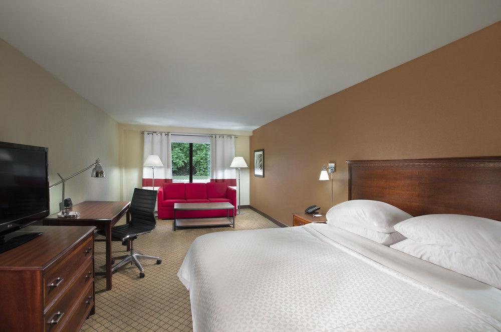 Doubletree By Hilton Manhattan, Ks Экстерьер фото