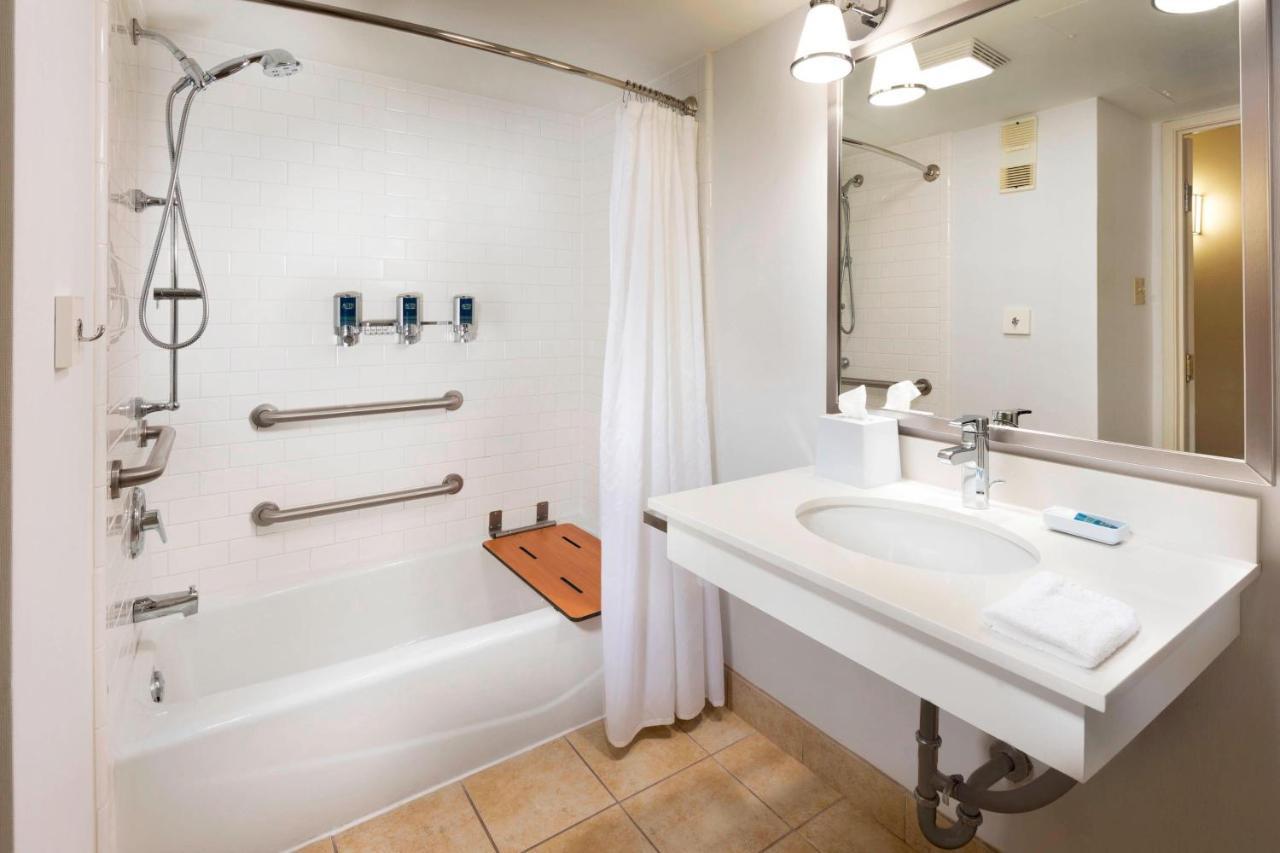 Doubletree By Hilton Manhattan, Ks Экстерьер фото
