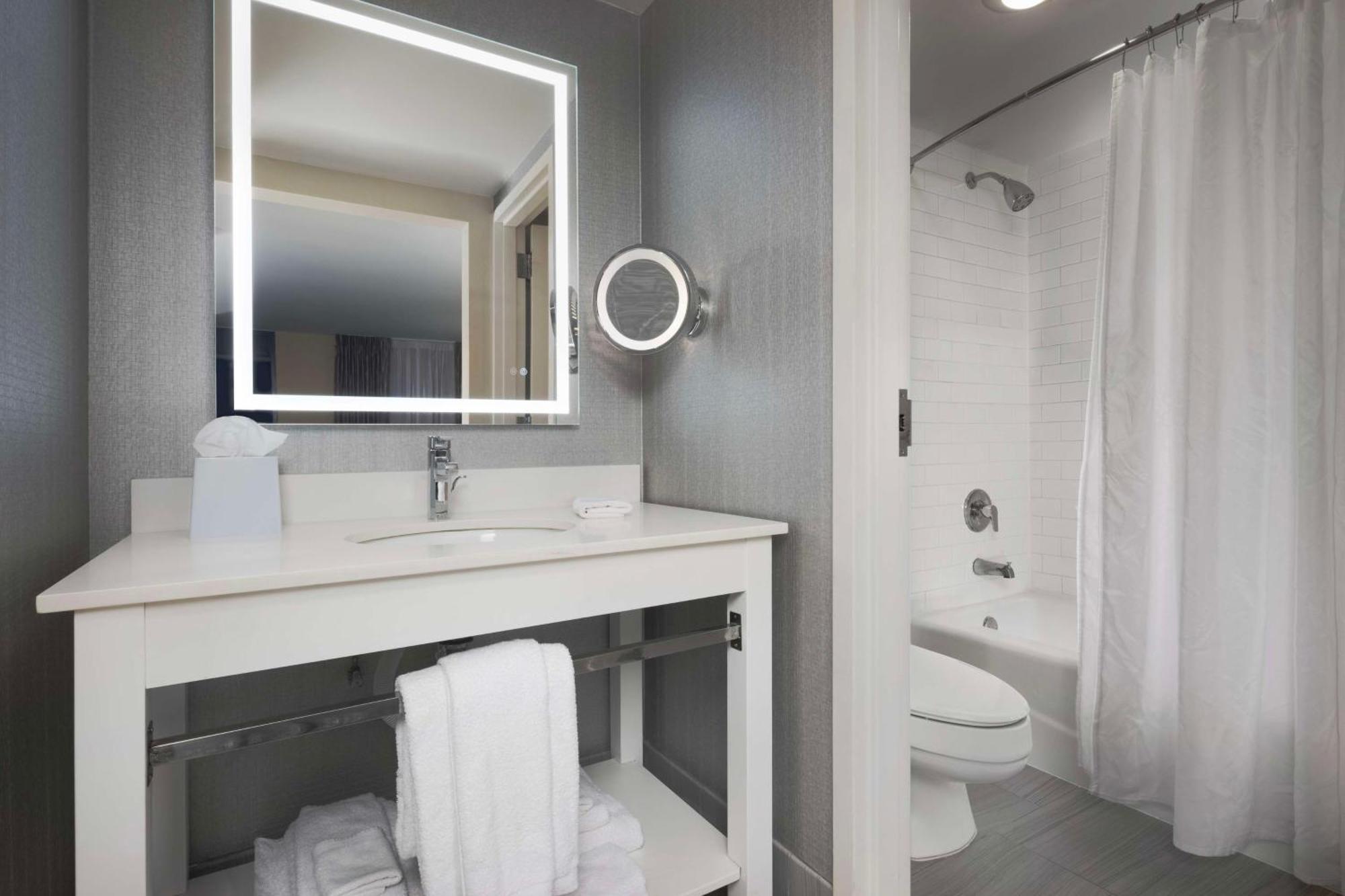 Doubletree By Hilton Manhattan, Ks Экстерьер фото