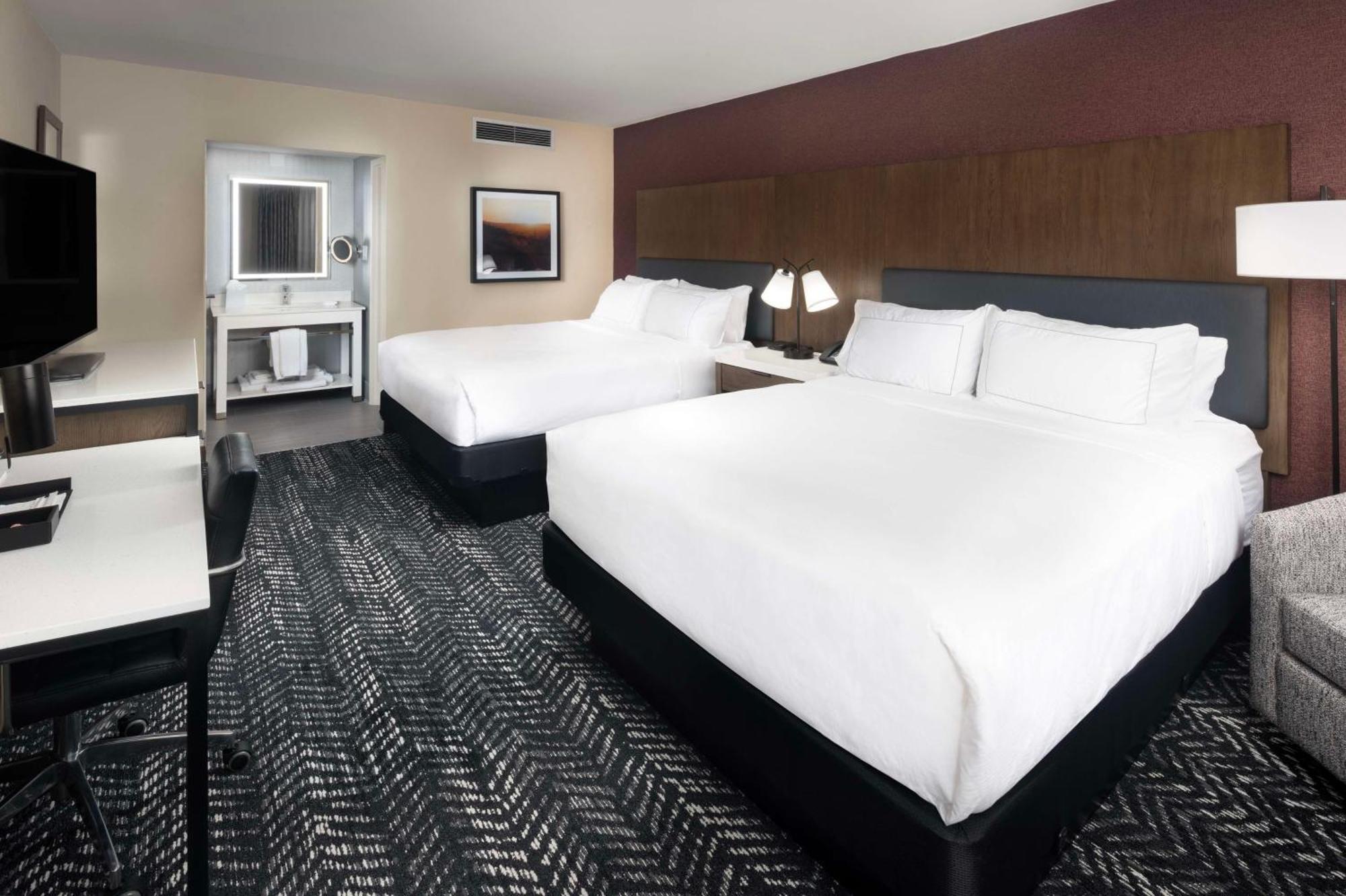Doubletree By Hilton Manhattan, Ks Экстерьер фото