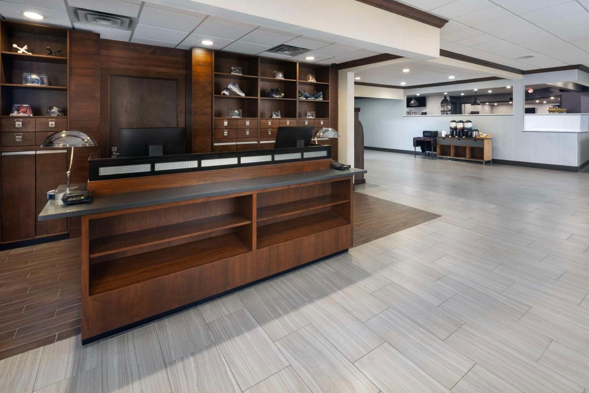 Doubletree By Hilton Manhattan, Ks Экстерьер фото