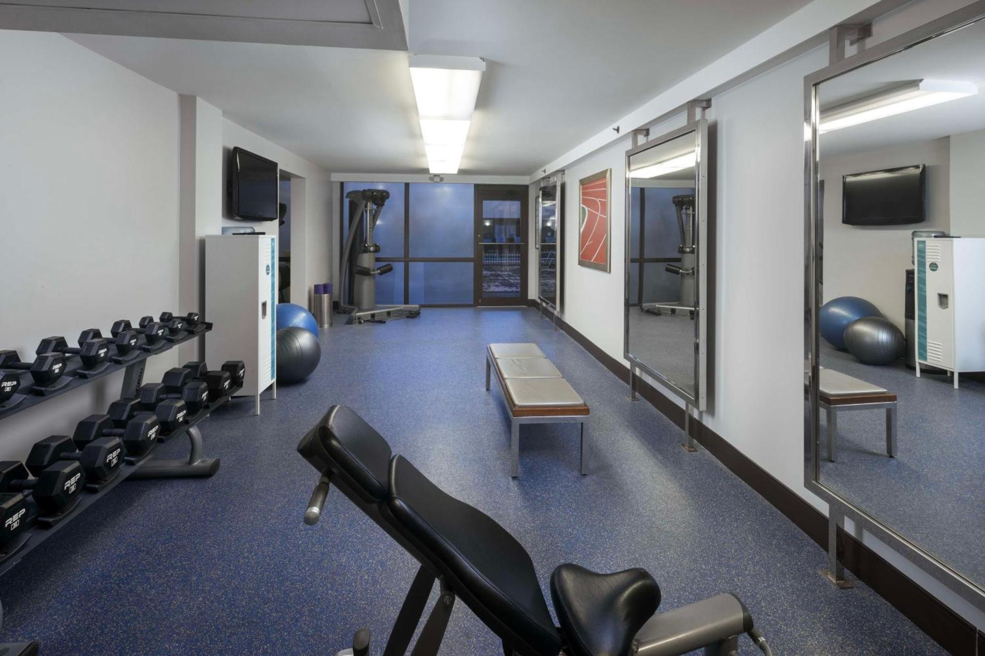 Doubletree By Hilton Manhattan, Ks Экстерьер фото