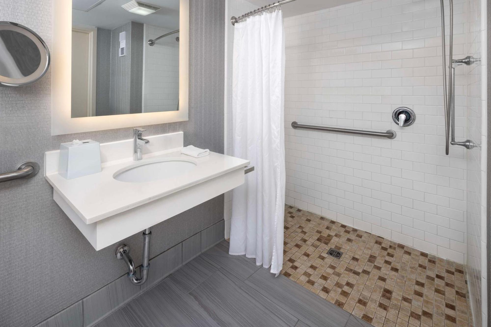 Doubletree By Hilton Manhattan, Ks Экстерьер фото