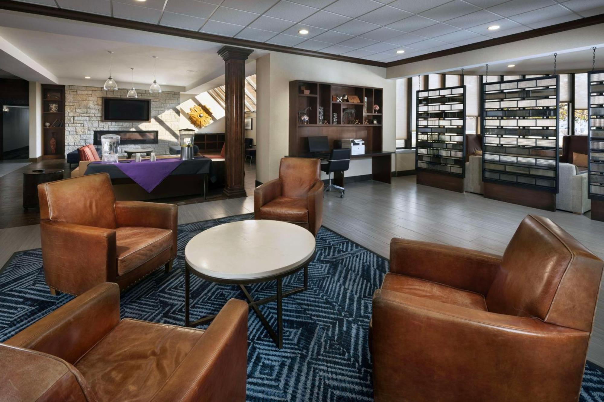 Doubletree By Hilton Manhattan, Ks Экстерьер фото
