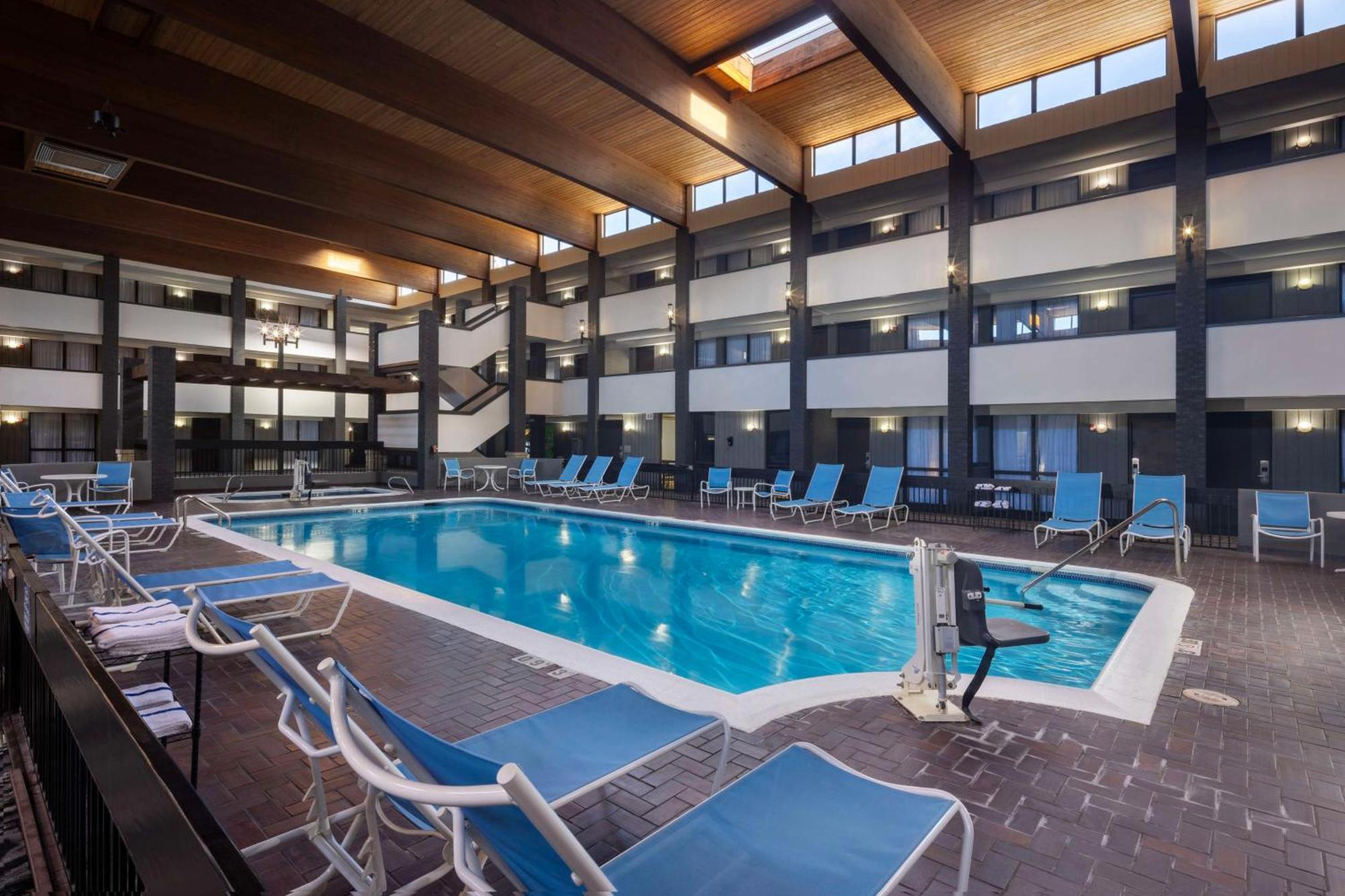 Doubletree By Hilton Manhattan, Ks Экстерьер фото