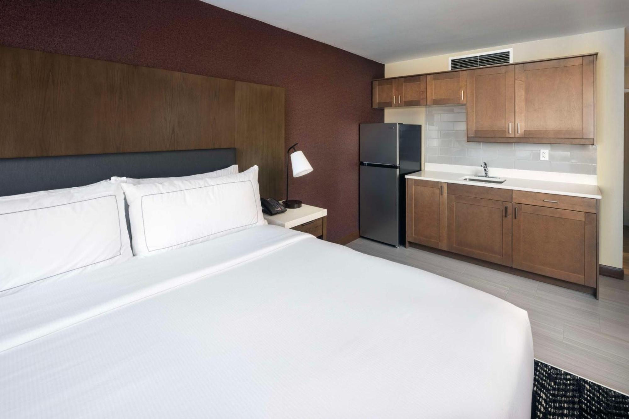 Doubletree By Hilton Manhattan, Ks Экстерьер фото