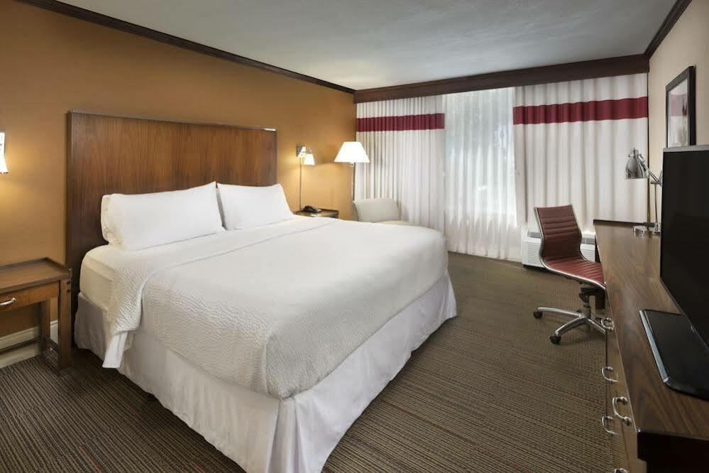 Doubletree By Hilton Manhattan, Ks Экстерьер фото