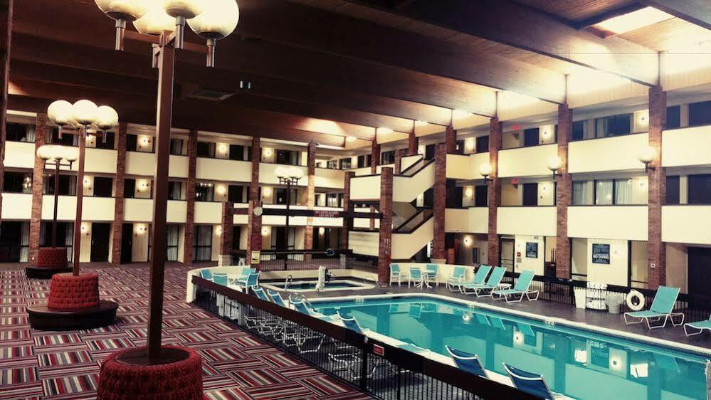 Doubletree By Hilton Manhattan, Ks Экстерьер фото